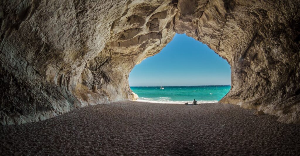 découvrez les plus belles plages du monde, des rivages de sable fin aux eaux cristallines. plongez dans des paysages idylliques, parfaits pour la détente, les sports nautiques ou des vacances en famille. explorez notre guide des meilleures plages pour des souvenirs inoubliables.