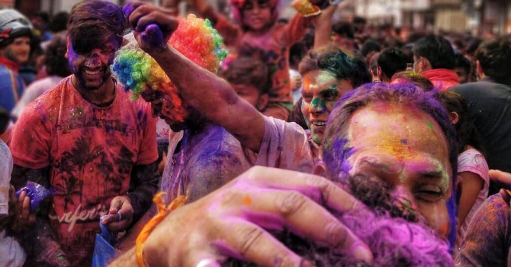 découvrez l'univers coloré et festif du carnaval, avec ses défilés extravagants, ses costumes éclatants et ses traditions uniques. plongez dans cette célébration de la joie et de la culture, où musique et danse fusionnent pour offrir une expérience inoubliable.